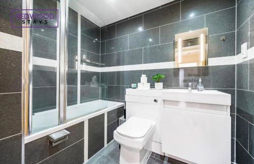 Penthouse Serviced Apartment in Camberley Town Centre with Free Parking, Free WiFi, Lift and Balcony Access By Redwood Stays - Foto 10