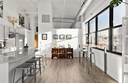 Modern Historic Loft 19ft Ceilings, Gym, Heated Parking, Skyline Views, Balcony - Foto 24