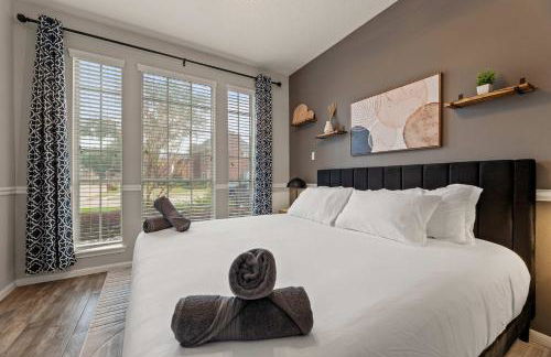 Gorgeous 6BR 3 5 Bth Home with Pool and Game Room - Photo 29