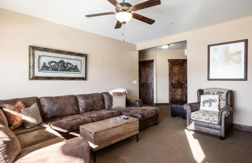 Private Hot Tub, Minutes to Ski, Cozy Getaway, Beautiful Condo- Large 3BR, Private Garage! - Photo 23