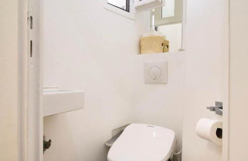 Two Bedroom Luxury Apartment - Balcony with View of Notre Dame - Photo 31