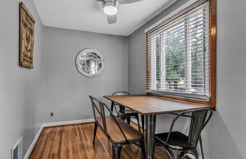 Gorgeous 2 Queen Bedroom Lower Apartment in North Buffalo with Free Driveway Parking - Foto 3