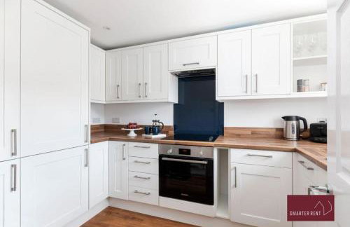 Guildford - 3 Bedroom Home - Driveway & Garden - Photo 6