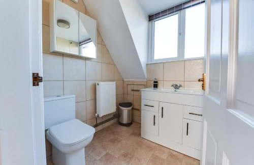 3 BR Home l Free Parking l 5 Guests l Garden l Long Stays l - Foto 15