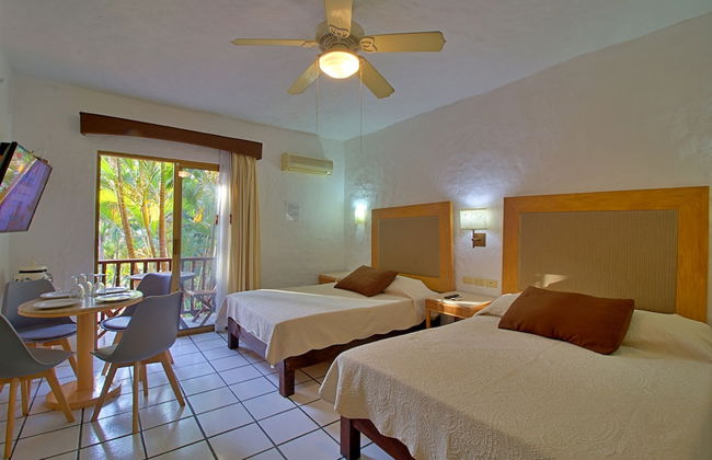 Villa Facing the Beach in a Large Terrace 7 Pools, Tennis Courts, 247 Security - Foto 2