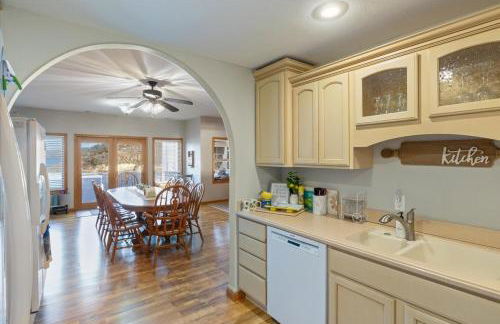 Lakefront Family Retreat w/ Views, Boat Slip - Foto 10