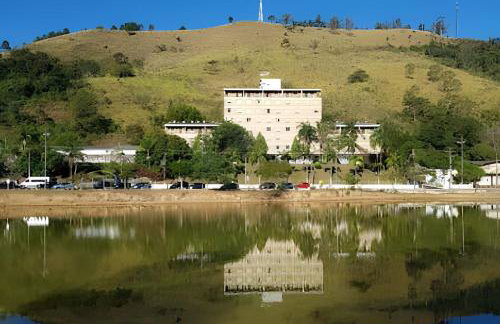Espaçoso Flat com Varanda no Cavalinho Branco - Foto 29