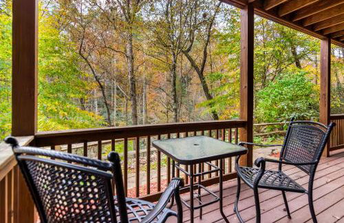 Amazing Creek View Cabin w/ Hot Tub, Firepit & Pool Table - Foto 14