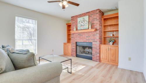 Relax Fireside! Poolside Oasis 3 Mi to Dtwn Sanger - Foto 4