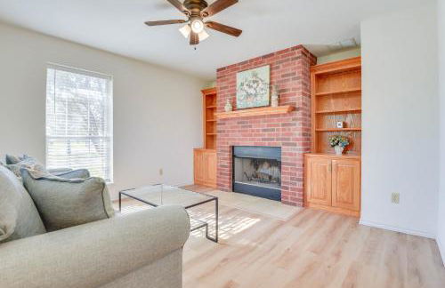 Relax Fireside! Poolside Oasis 3 Mi to Dtwn Sanger - Foto 4