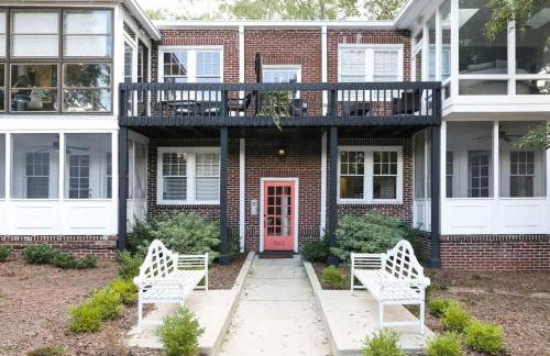Modern 2BR Condo with Sunroom near Uptown - Foto 27