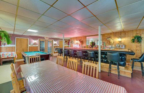 Lanesville Home with Pool Table, Bar and Deck! - Foto 8