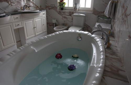 18 Person Bachelorette Pool Parties - Photo 11