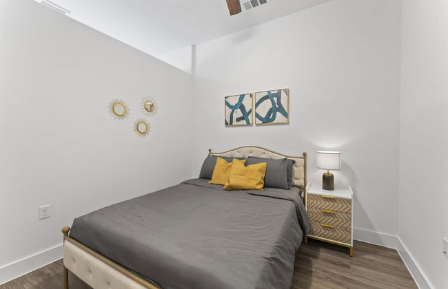 Chic West Downtown Studio w Washer Dryer - Foto 7