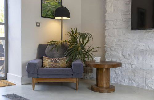 Cartws at Pentrecelyn - styilish barn conversion with large kitchen and outdoor space - Foto 17