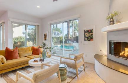 Pool + Hot Tub, Yard, Games Chic Midcentury Design Painted Sand by Avantstay - Foto 16
