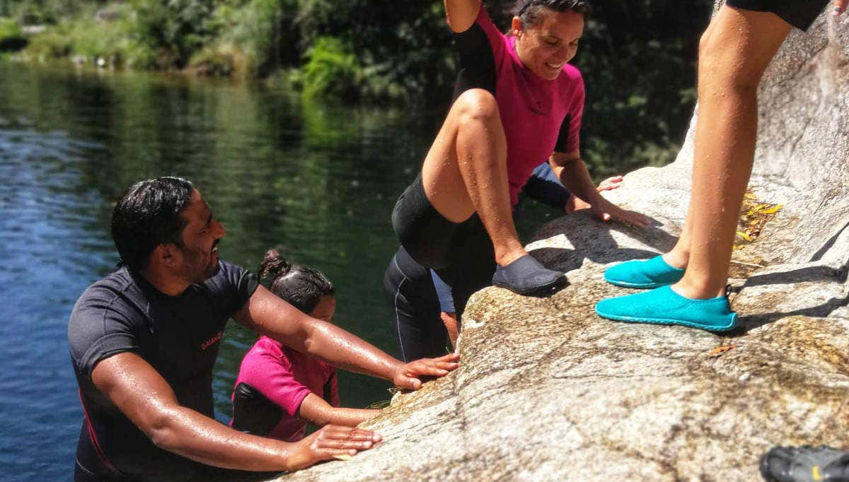 Practicando senderismo acuático en Peneda-Gerês