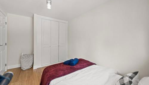 Polmont Haven: Spacious 4- Bedroom Retreat - Foto 2, towels, wardrobe