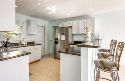 3 Mi to Riviera Beach! Group-Friendly Home with Yard - Foto 8