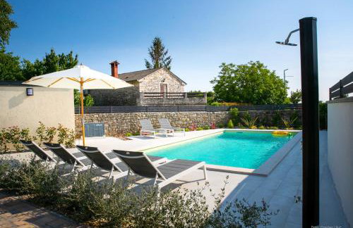 Adorable Holiday Home With Pool and Terrace - Foto 17