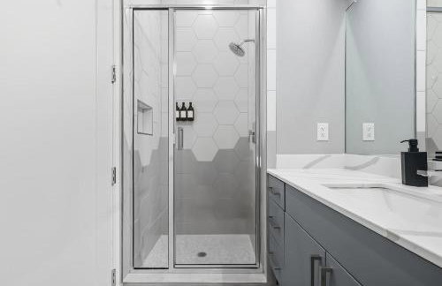 Skyline VIEWS, 5 mins to Downtown, Free Parking - Photo 25