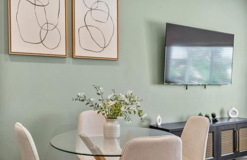 Stylish Phoenix Suite by Zenia Stays - Central & Cozy Escape - Foto 20