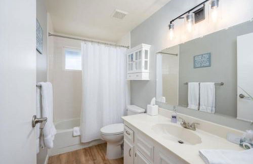 Edgewater Paradise HotTub Private Dock & Game Room - Foto 50