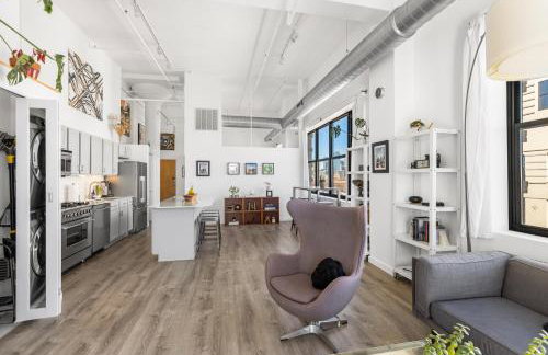 Modern Historic Loft 19ft Ceilings, Gym, Heated Parking, Skyline Views, Balcony - Foto 1