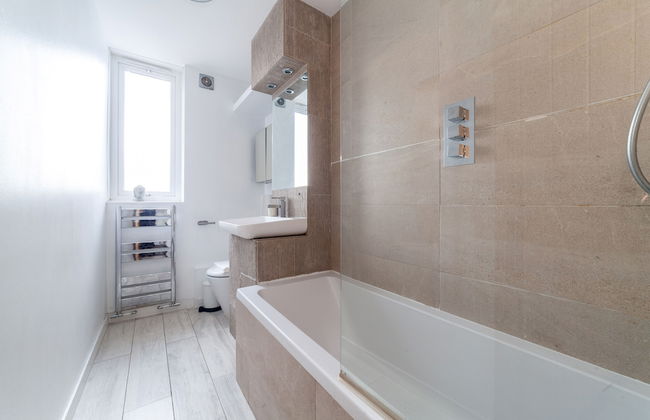 High-End 2 Bed Flat near Westfield London - Photo 24