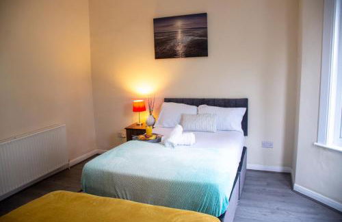 Royale Green View House- free parking, Wifi, Perfect for Contractors and Holiday - Photo 10