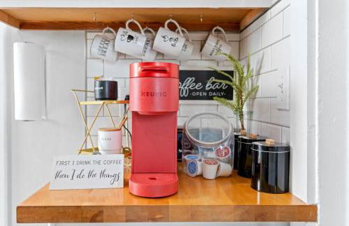 Luxe Suite with Pool Table, King Bed, 3 TVs, & Free Parking - Foto 20