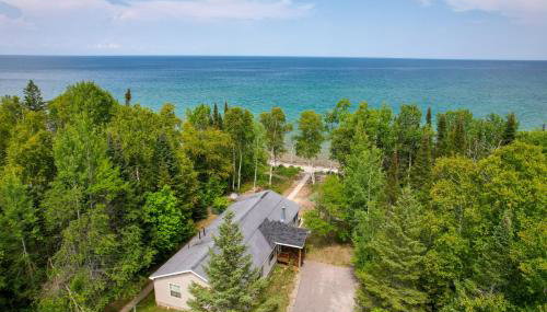 Cheboygan Getaway with Fire Pit and Lake Access! - Foto 3