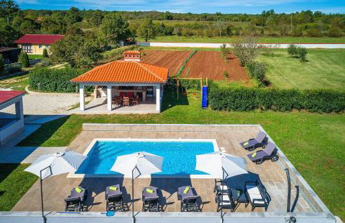 Charmante Villa mit privatem Pool, Klima, Sonnenliegen, Terrasse und Grill - Foto 64