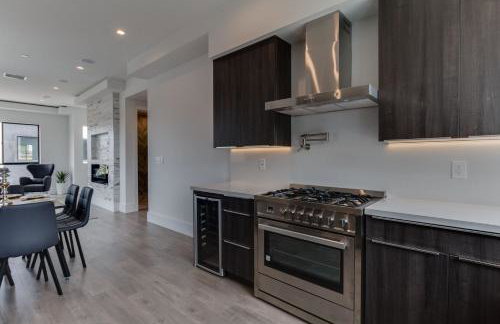Luxury Modern 4 Bedroom 4 Bathroom Home with Rooftop Deck #4 - Foto 24