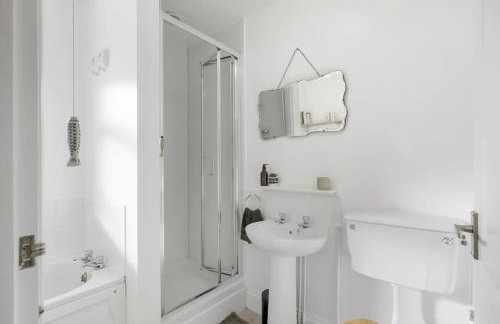 Bright Apartment w Parking & Distant Sea Views - Foto 18