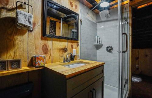 Charming 2BR with Fire Pit on Farm - 10 Min to Wharf - Foto 25