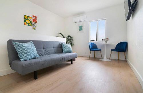 Central LA Loft Studio Queen Sofa WFH Ready - Photo 6