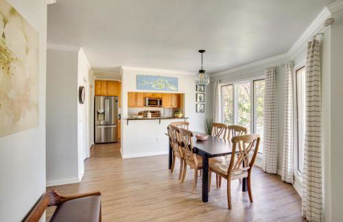 St Helena Island Retreat with Deck Walk to Beach - Foto 6