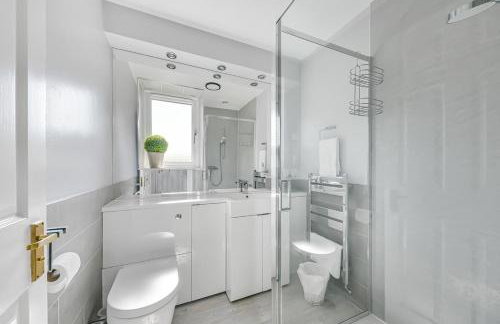 Spacious and Elegant Home with a Beautiful Garden - Foto 11