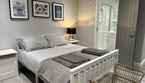 Luxury Detached Studio Apartment - Free Super Fast WiFi - Free Parking - 15 Mins from Luton Airport - Foto 2, towels, wardrobe