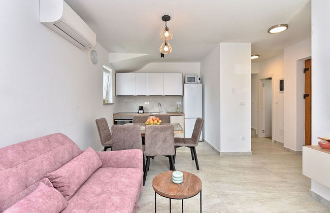 Modern Villa With Private Hydromassage Pool - Photo 12