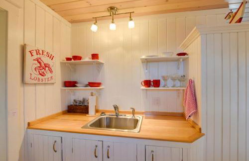 Beachfront Brooklin Studio with Private Balcony! - Photo 6