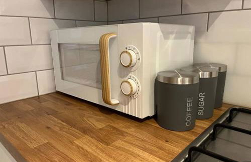 Stylish 1 Bedroom, 2 bed Basement Flat With Free Parking - Photo 9