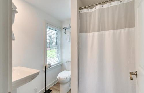 Walk to Beach! Sodus Point Escape with Private Yard - Foto 14