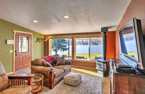 Lakefront Eatonville Cabin with Dock and Mtn Views! - Foto 6