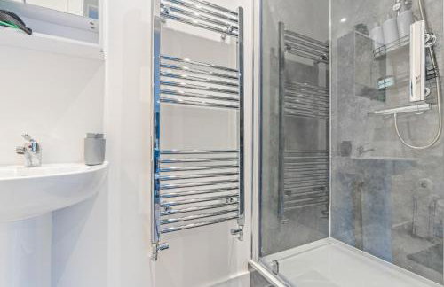 Central 2 Bedroom Apartment with Free Parking Sleeps 8 & Walk to City Centre & Arena - Foto 56