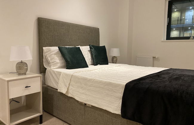 Cosy Stunning two Bed Apartment With Balcony - Foto 2