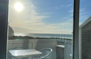 Whispering Waves in Porthtowan, Beachfront Apartment - Photo 10