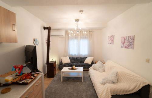 Mary's Downtown Home - a stroll away from Mount Vermio - Photo 33