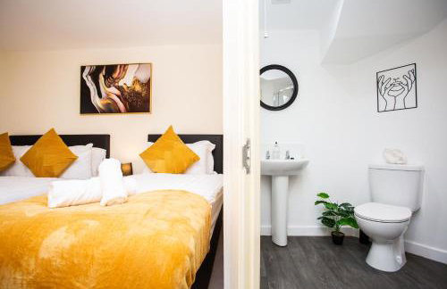 Contemporary 2BR Retreat - Fast WiFi, Smart TV & Steps from Station! - Foto 16